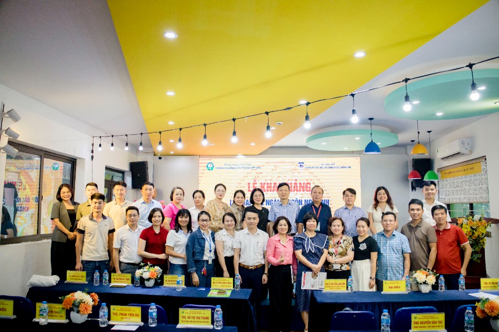 Lễ khai giảng lớp đại học ngành Ngôn ngữ Anh tại Trường Cao đẳng Công Thương Việt Nam
